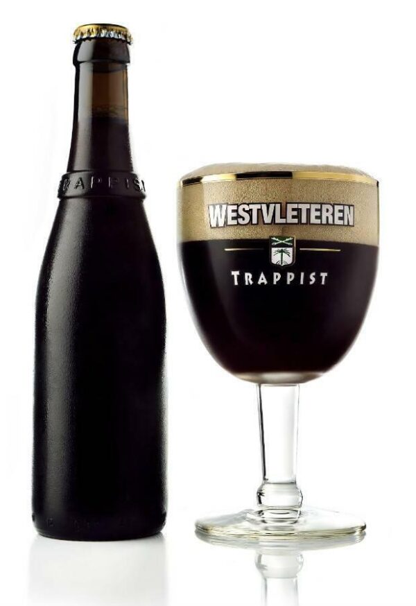 Speciaalbier trappist Westvleteren 12 met ingeschonken Westvleteren bierglas