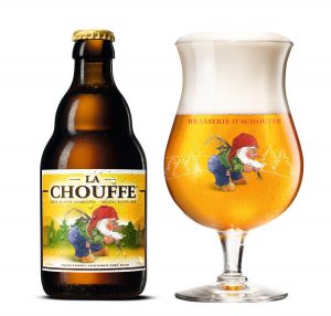 Speciaalbier La Chouffe met ingeschonken Chouffe bierglas