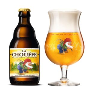 Speciaalbier La Chouffe met ingeschonken Chouffe bierglas