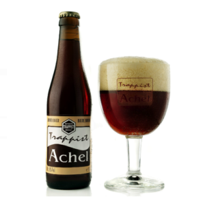 Speciaalbier Achel 8 bruin met ingeschonken bierglas