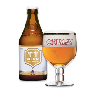 Speciaalbier Chimay Wit met ingeschonken Chimay bierglas