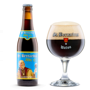 Speciaalbier St. Bernardus Abt 12 met ingeschonken St. Bernardus bierglas