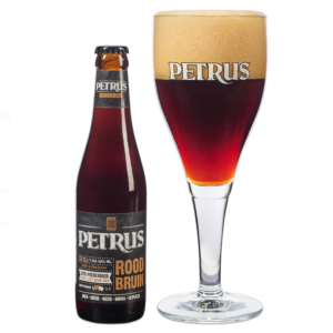 Speciaalbier Petrus Roodbruin met ingeschonken Petrus bierglas